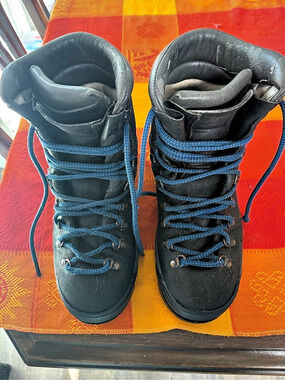 Vintage Montrail Moraine heavy leather, hiking and mountaineering boot, s. 9.5